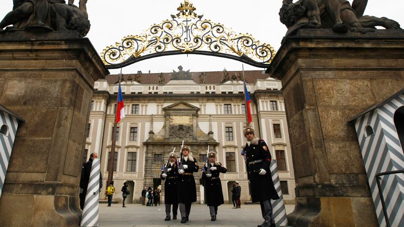 Vojáci porušili karanténu. Jeden nakazil kolegy na Pražském hradě